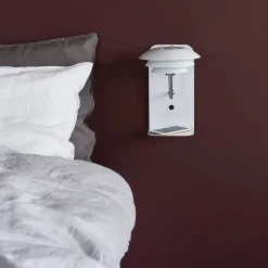 Dyberg Larsen DL20 væglampe H 28 cm  m/hylde og USB stik hvid